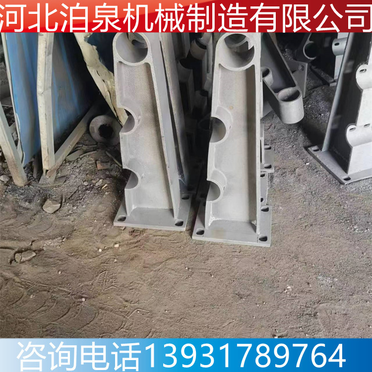 公路防撞支座扶手 桥梁铸铁护栏支架底座 铸钢焊接穿钢管牛角立柱