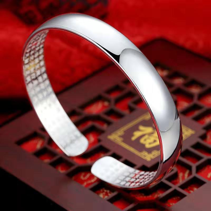ファッションの震える音の金のバレンタインデーは銀の腕輪の女性をめっきします。|undefined