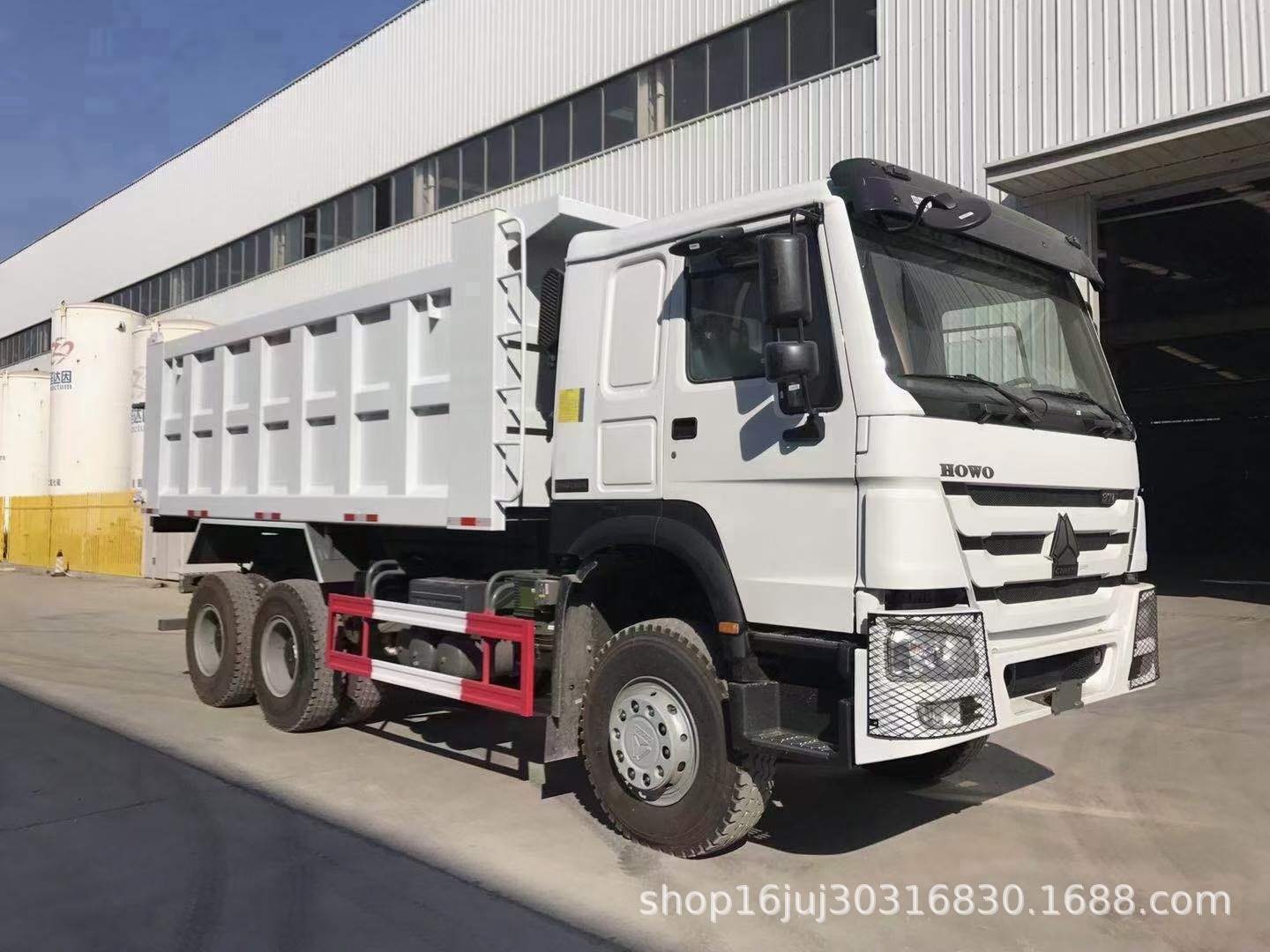 中国重汽豪沃自卸车出口印度尼西亚境外施工