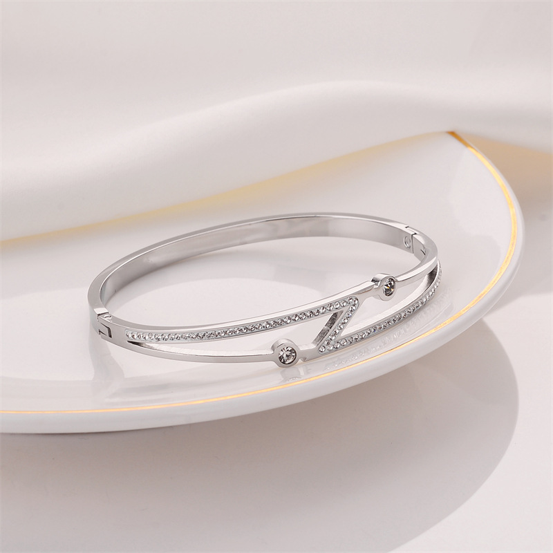 Europa y los Estados Unidos de titanio serie de oro rosa hermoso diamante joyas de brazalete de decoración de chicas accesorios de pulseras fabricantes al por mayor