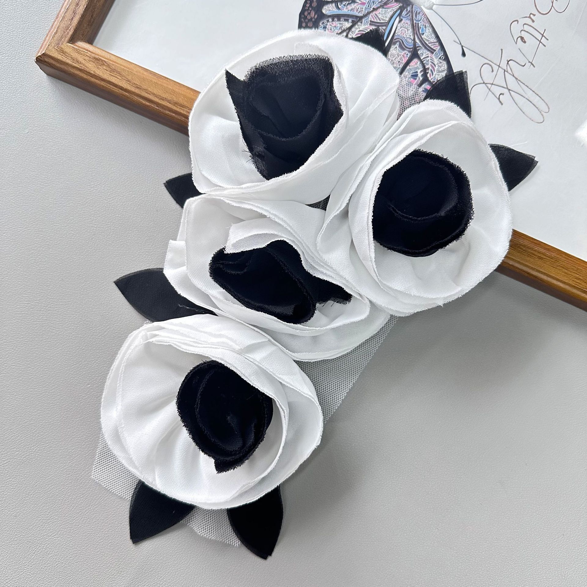 Flores blancas y negras cosidas a mano materiales de flores de pecho falsas DIY toque de cabello camisa vestido decoración