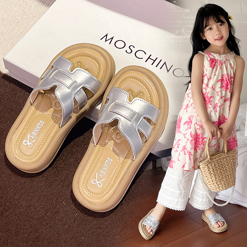Sandalias y pantuflas plateadas para niñas, verano, 2025, nueva moda, zapatos casuales de playa para niñas, zapatillas de una palabra para niños