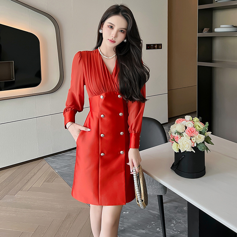 Đầm đen cổ chữ V xếp ly eo che bụng phong cách trưởng thành — Màu đen