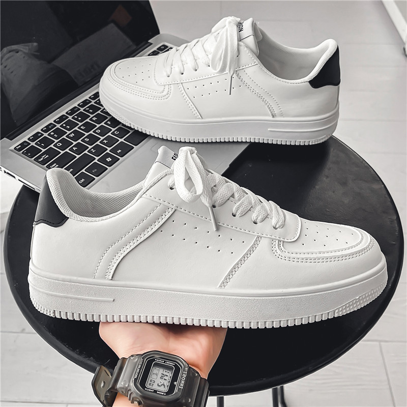 Zapatos de skate para hombres primavera 2026 nuevos zapatos de red deportivos casuales transpirables tendencia juvenil universal color sólido zapatos blancos para hombres