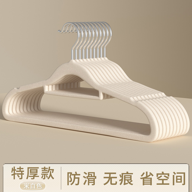 몰려든 오프화이트 옷걸이