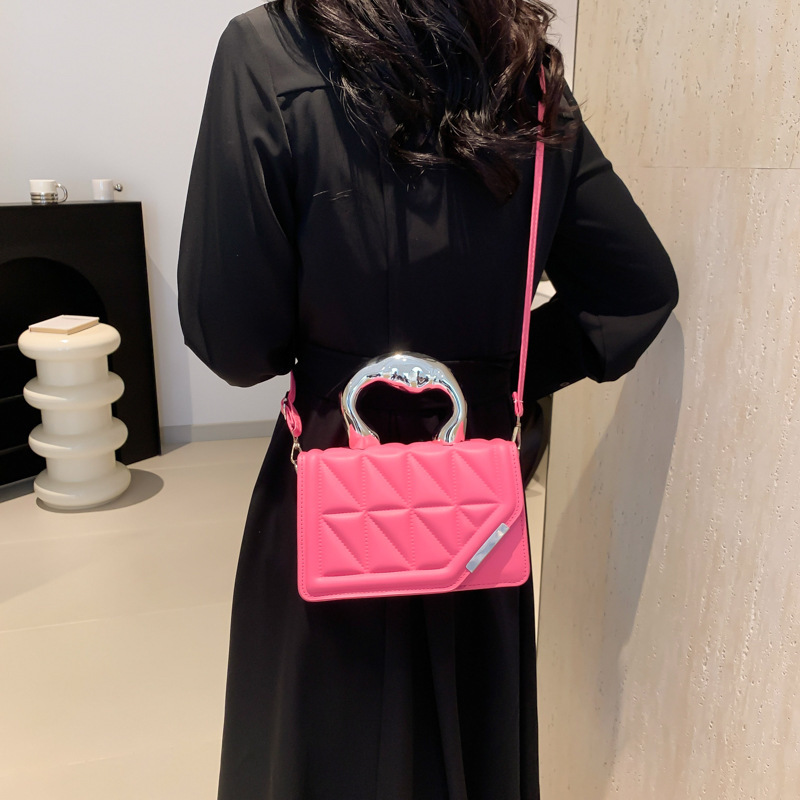 Bolso de textura de diamante para mujeres 2024 nuevo pequeño bolso de mano duro fresco, bolso cuadrado de moda de color sólido de un solo hombro.
