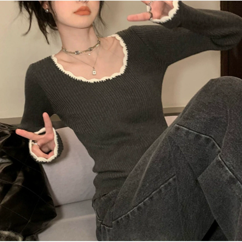 Вязаный свитер-пуловер с круглым вырезом в винтажном стиле, цветными блоками и облегающим силуэтом, дизайн осень 2025