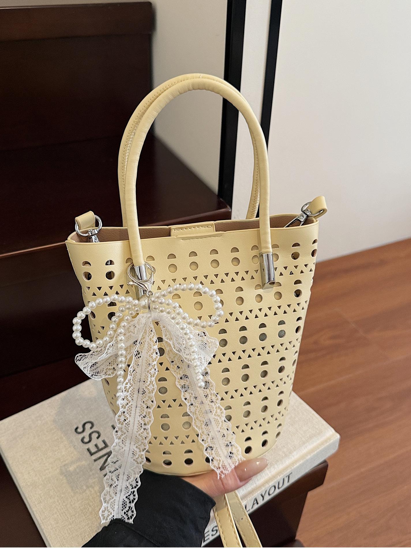 Bolsa de balde hueca de verano para mujeres 2025 nuevo nicho de moda versátil bolso de hombro bolsa de tendencia casual