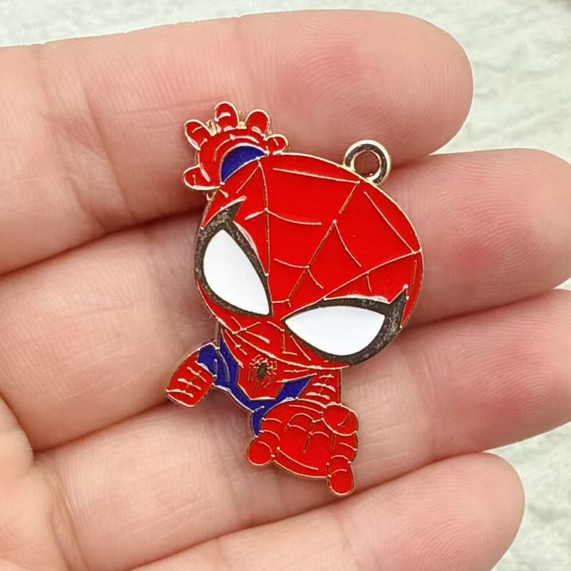 漫画のスパイダーマンのアイアンマンの合金の油を滴らせます。|undefined