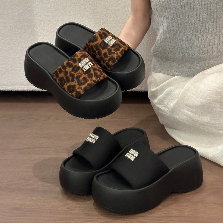 2026 verano nuevo versátil y cómodo aumento de la altura de las letras de diamante zapatillas para mujeres