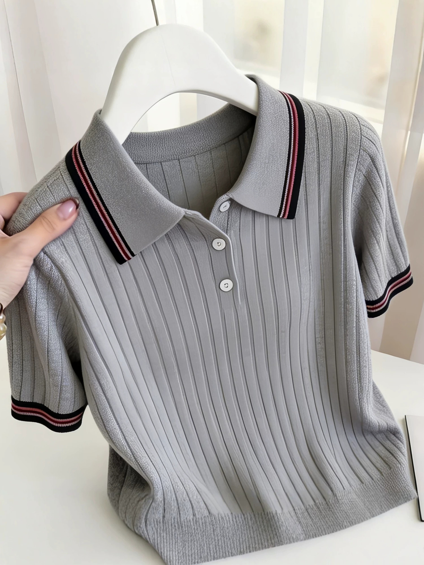 Áo thun polo nữ tay ngắn sọc tương phản phong cách Hàn Quốc — màu xám