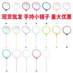 手は円形のdiyビーズの小さい鏡を持って携帯します。