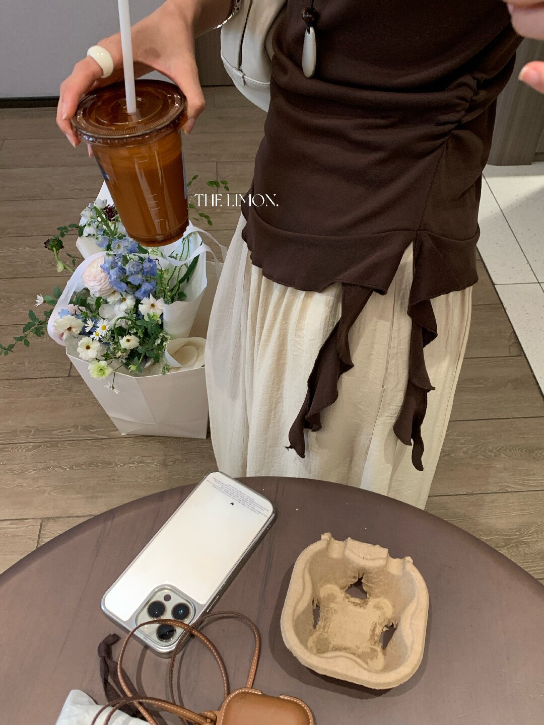 Áo thun nữ tay ngắn thiết kế lệch vai, dây rút eo, phong cách Hàn Quốc — màu đen, Màu cà phê, màu trắng, Xám hoa chi tiết 23