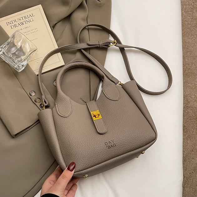 Este año, la popular explosión de la bolsa de cestas de verduras de mano para mujeres 2025 nuevo simple ocio de alta sensación bolso de cubo de transporte