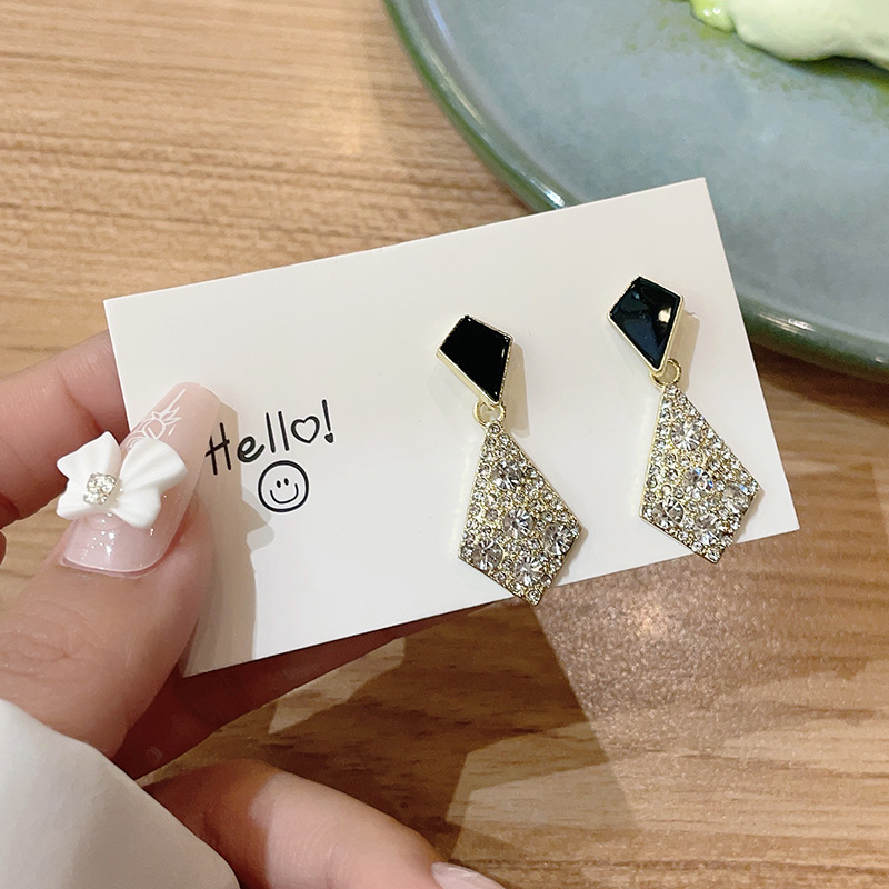 Geometric fashionable elegant universal design earrings