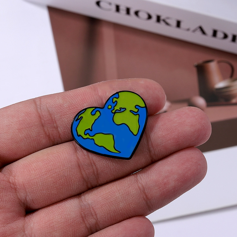 Unisex Gender Enamel Design Fashion Pin Geometric Heart Shape Alloy Enamel Unisex Brooches