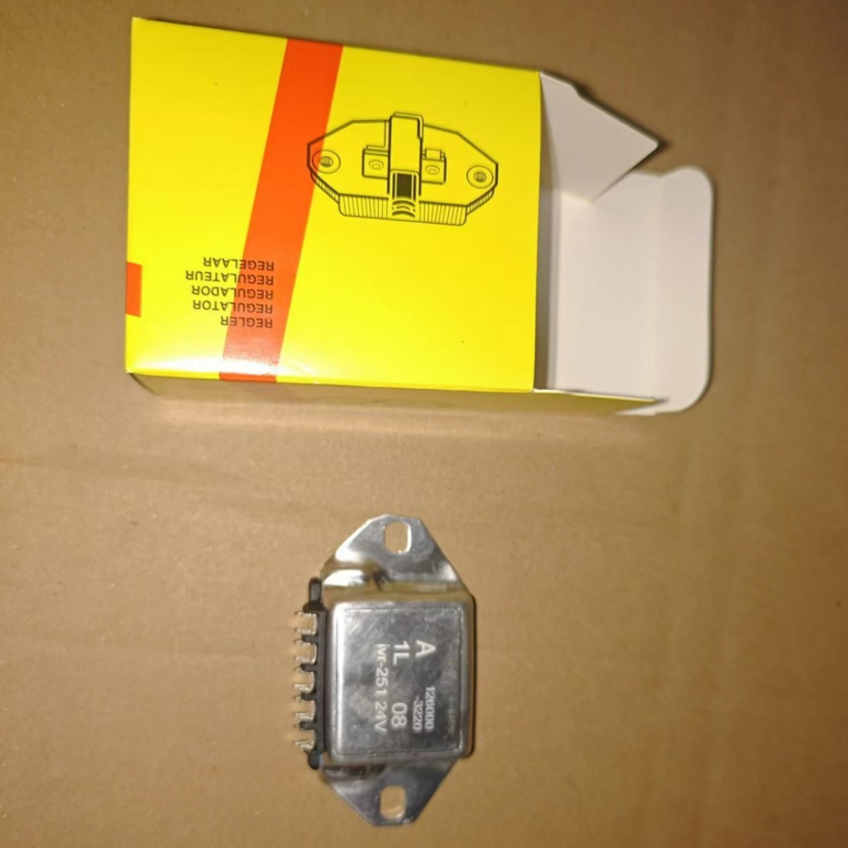 Factory Direct Supply of Car Generator Regulator Ih708 24V Electronic Regulator Car Voltage Regulator