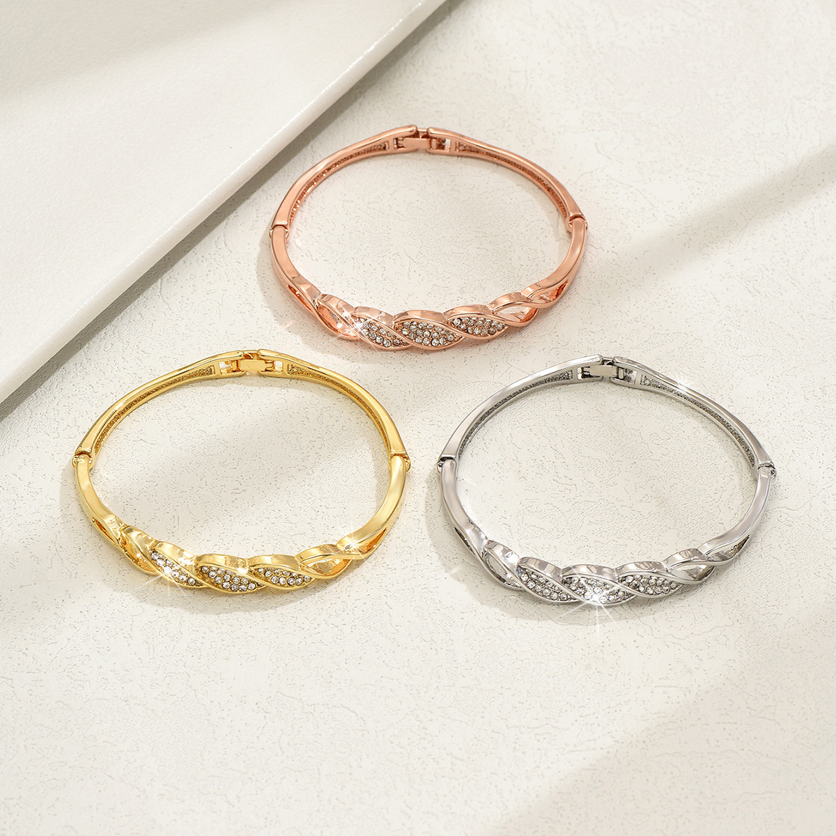 Accesorios transfronterizos de diamantes de moda simple pulsera de aleación ligera de lujo de alto nivel sensación fría nueva joyería al por mayor