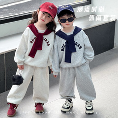 子供の春秋モデルの男女の子供のマントの3つのセットの2025新型の子供の制服のスポーツウェアのスーツの制服の潮