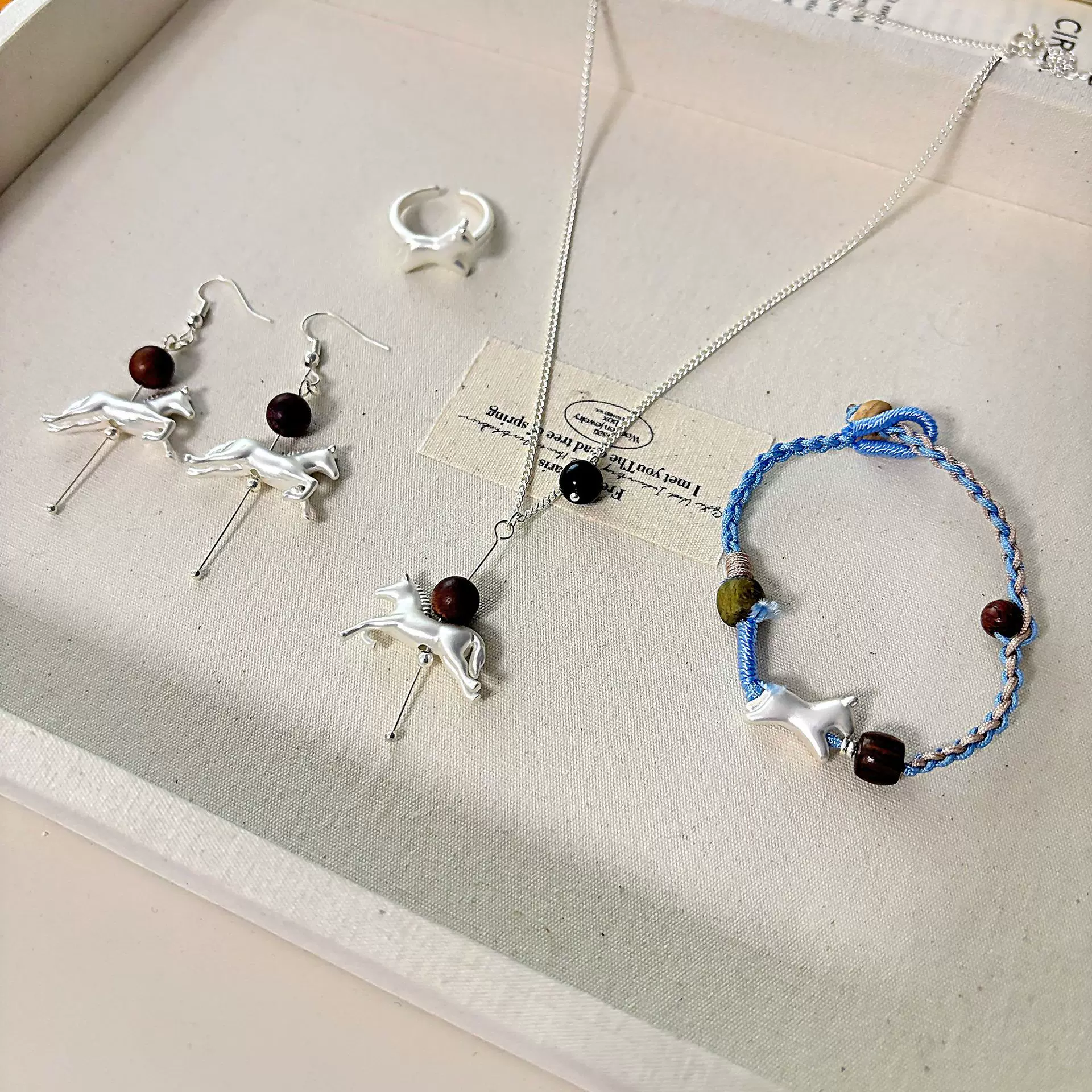 时尚精品小马吊坠项链2025冬季新款可爱型清纯甜美百搭个性饰品女