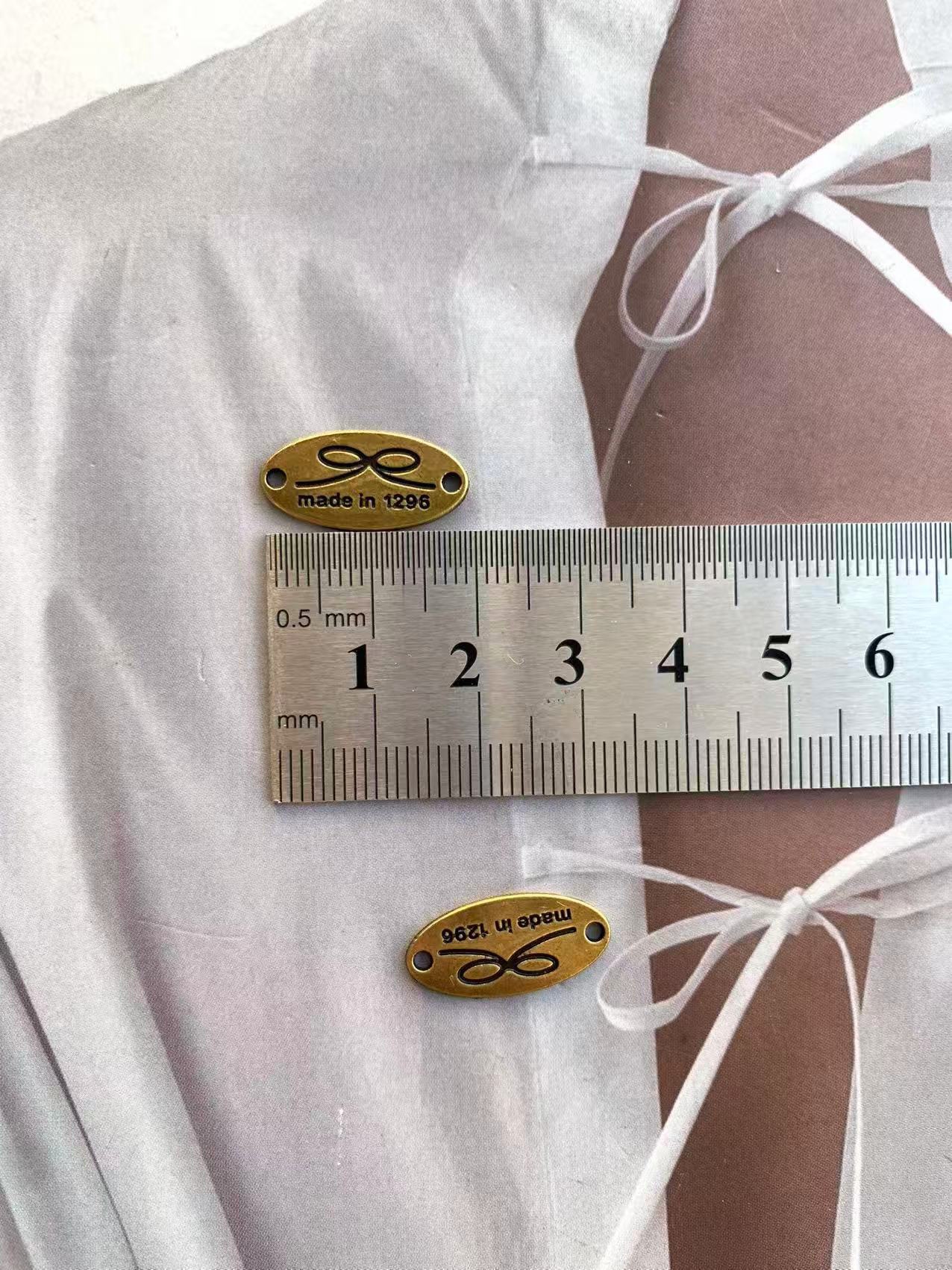 Nuevo estilo de moda alfabetizado DiDi accesorios de joyería metálica arco zapatos sombreros calcetines accesorios de ropa colgante