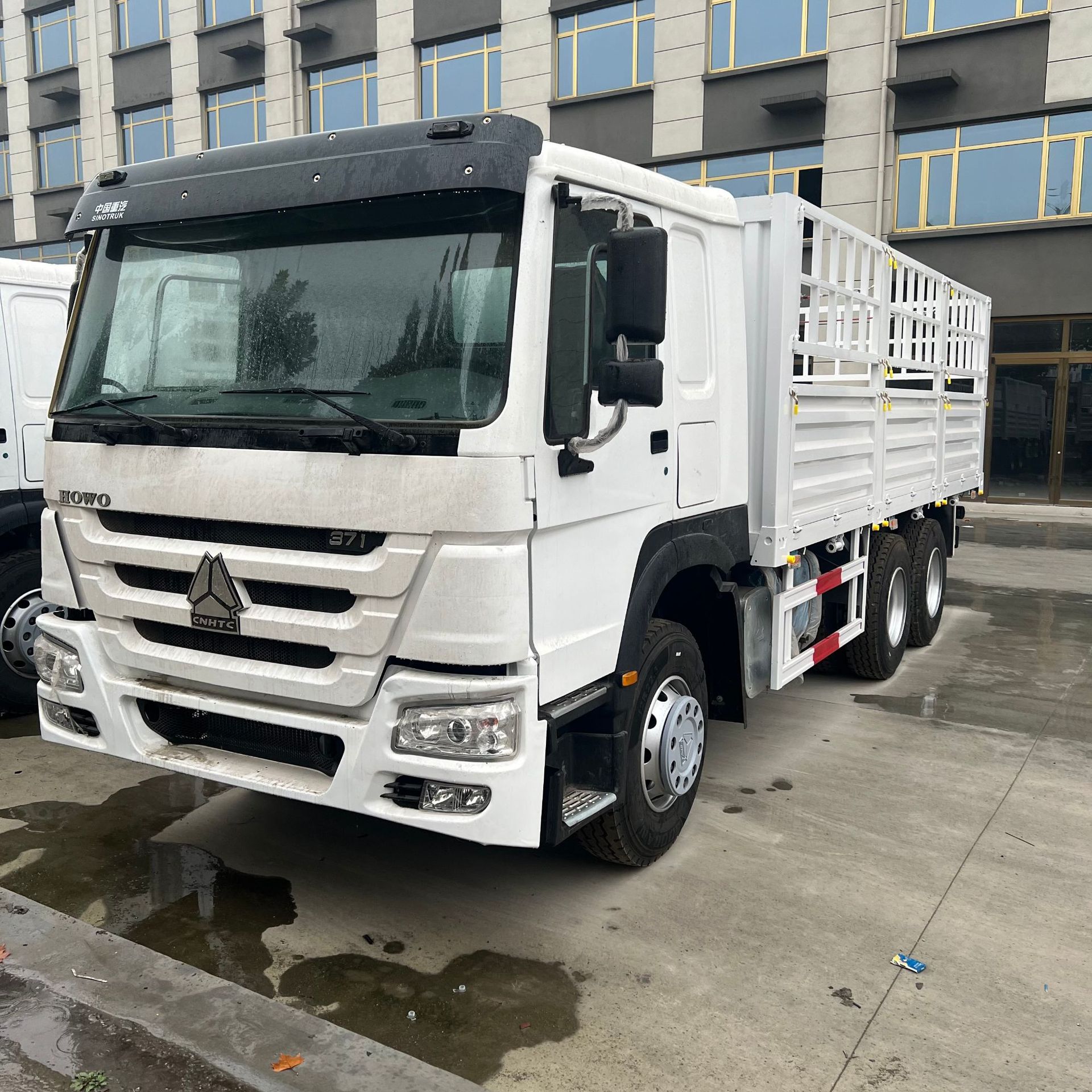Factory Cross-Border In-Stock Howo Dump Truck 6.5m Flatbed Transport Truck Heavy-Duty Cargo Towing Truck