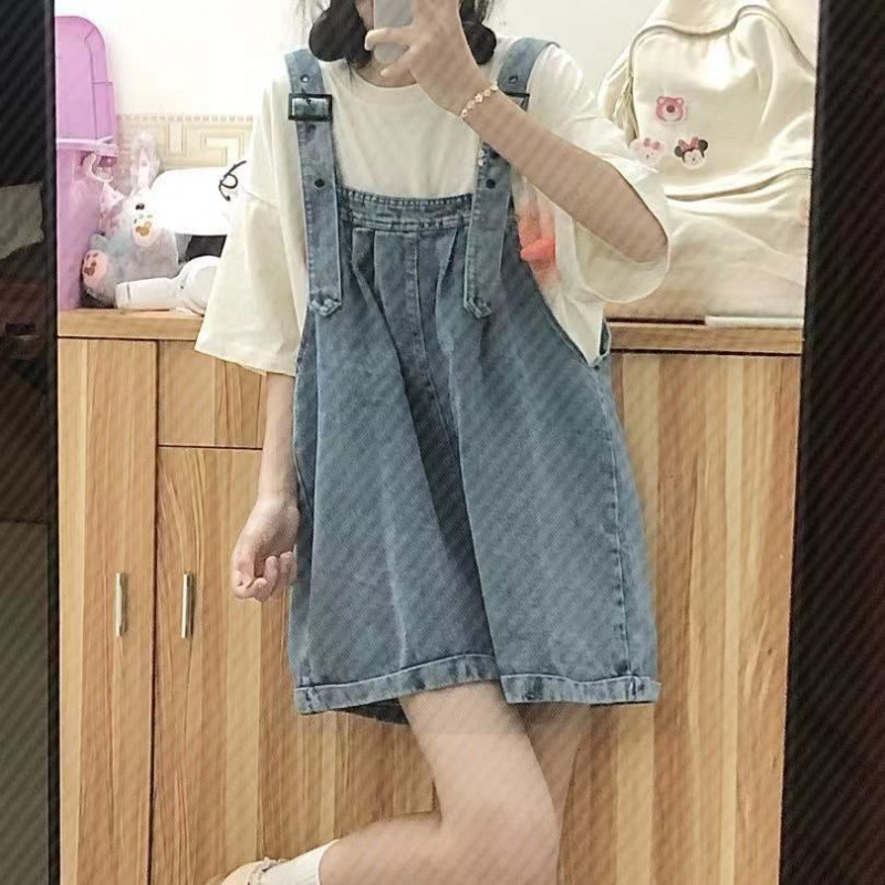 デニムの背もたれのショートパンツの女性2025の新型の夏はやせています。