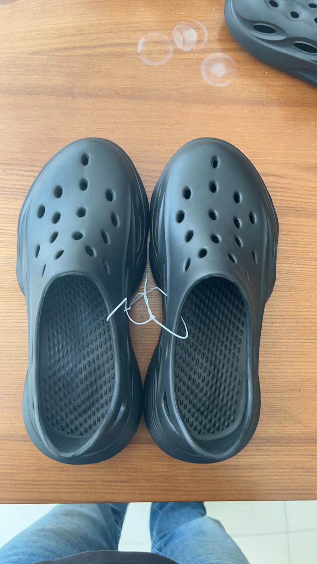 Nuevos zapatos con agujeros, zapatos de vadeo de playa para hombre, sandalias deportivas al aire libre, zapatos de conducción ligeros y de suela suave, transpirables y duraderos