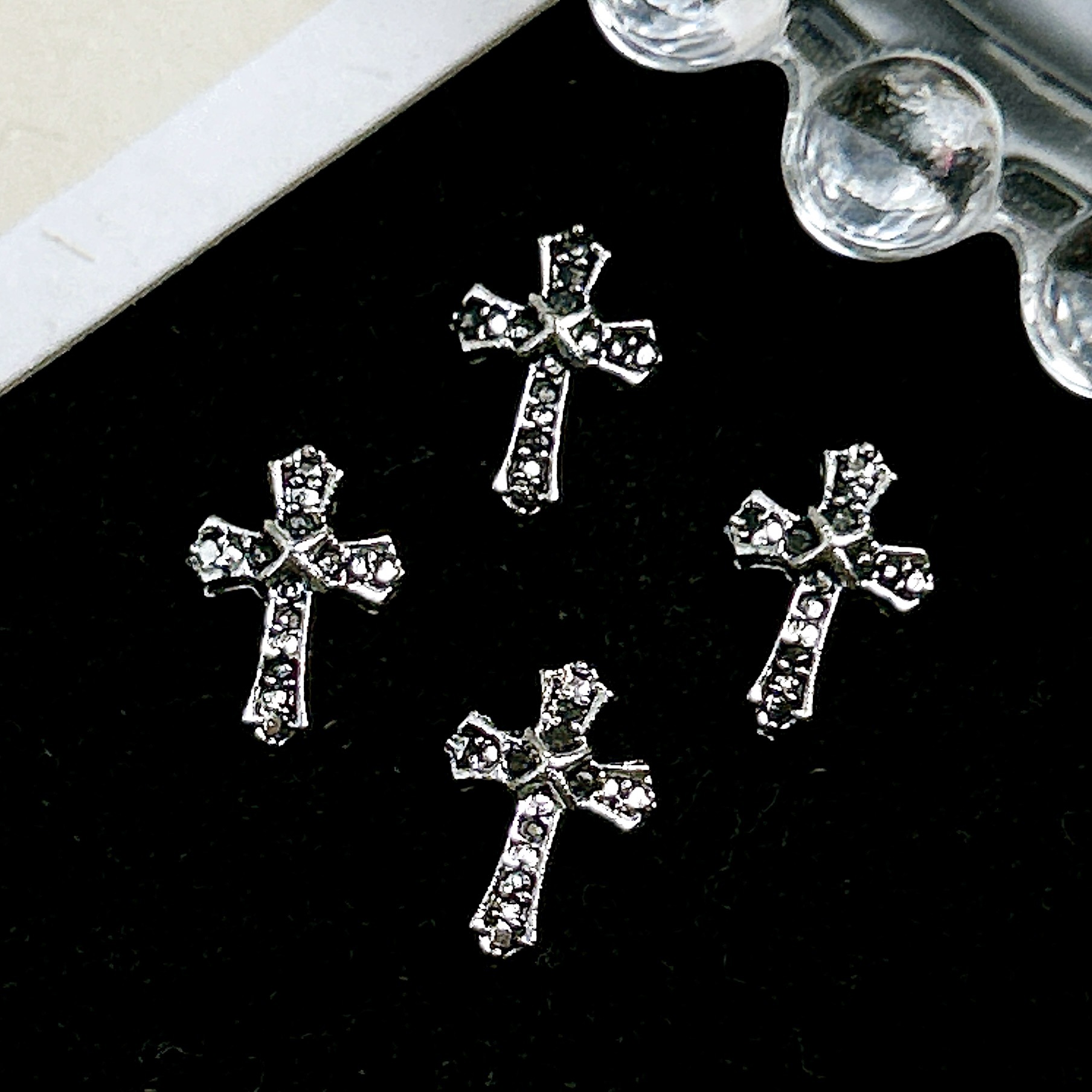 Ventas transfronterizas de joyas de manicuría cruces oro y plata super brillante diamante completo retro punk cruces joyas accesorios diy