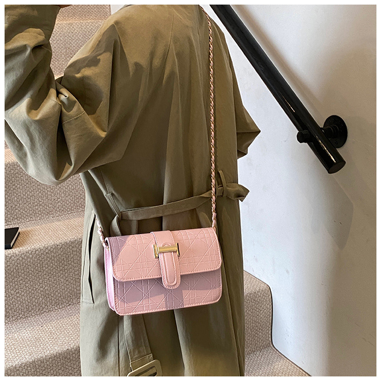 This stylish, high-quality, and trendy hand-held crossbody bag is a new cross-border women's bag for autumn and winter 2024. It features a checkered commuter single-shoulder bag undefined