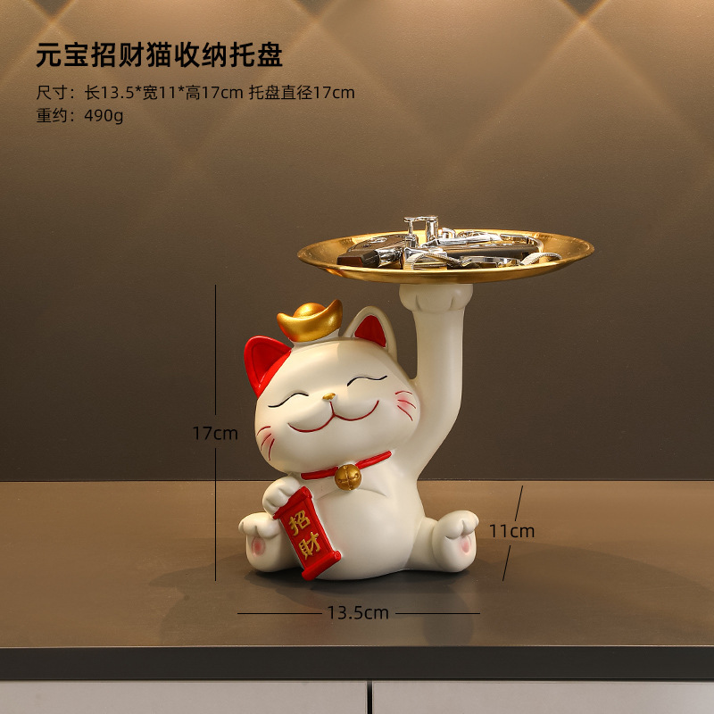 玄関のプレゼント柿の家の猫は家に入ることを手配します。|undefined