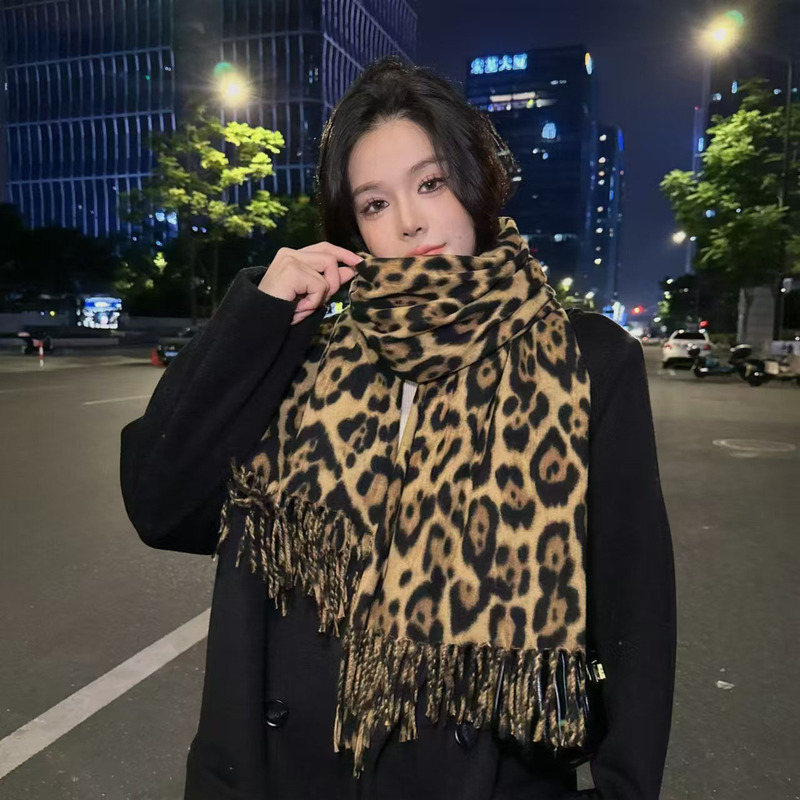 新しい秋冬のヒョウの紋様は厚くて厚いです。欧米の韓国版のファッションは日常的にカシミヤのフリンジスカーフをまねて首を囲むマントです。|undefined