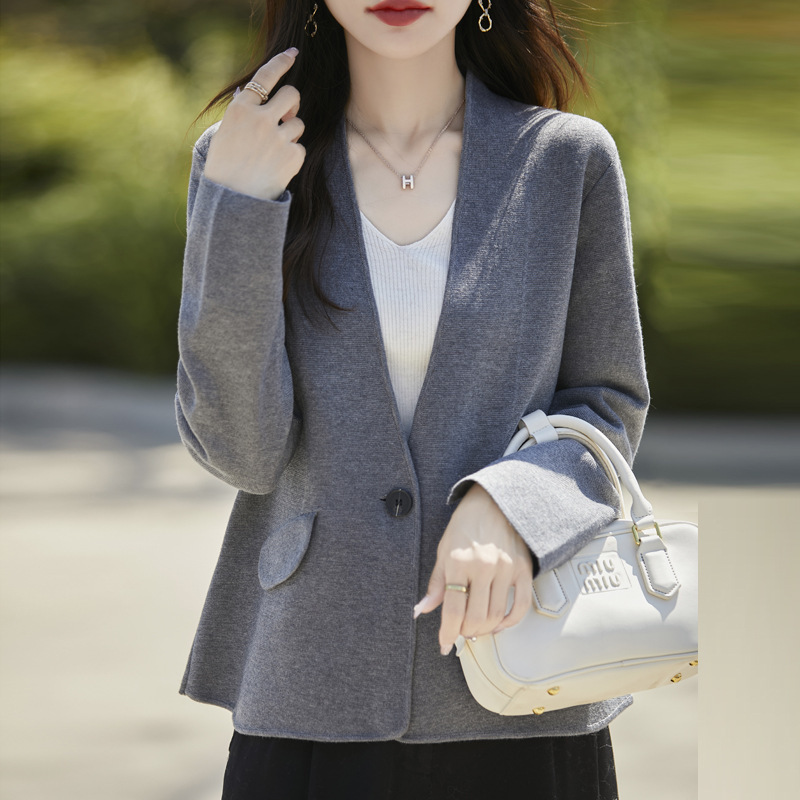 Short Style Chanel-Inspired Wool Blazer for Women, 2025 Autumn and Winter Korean Version, Slim Fit Versatile V-Neck Suit Cardigan Top