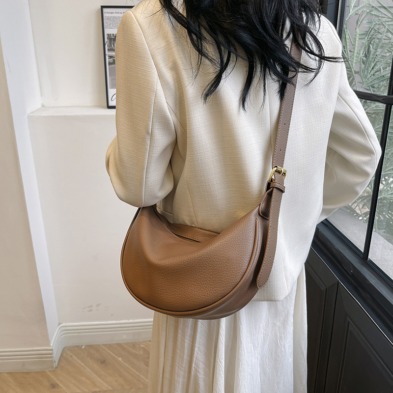 Bolso de mochila simple y popular, bolso de mujer de estilo extranjero 2024, nuevo verano coreano, bolso de hombro casual de color sólido.