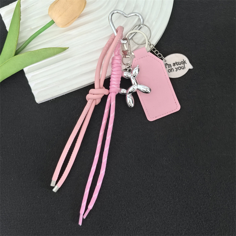 Llavero de cuero estilo MIU con colgante de estrella de fresa, accesorio de alta gama para llaves de coche.