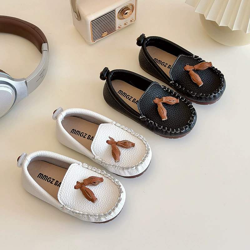 Детская обувь 2025 Новая корейская версия детской повседневной обуви из бобов Детская обувь для мальчиков с мягкой подошвенной маленькой кожаной обувью