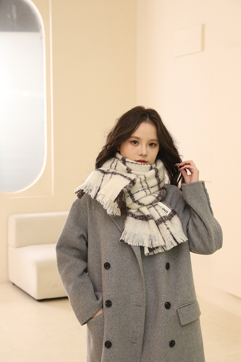 Écharpe pour fille hiver 2024 nouvelle écharpe à pompon polyvalente haut de gamme version coréenne, châle chaud et épais, beige tendance_voghion.com
