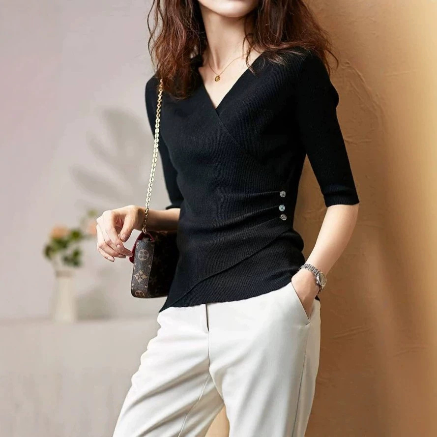 Áo thun nữ cổ chữ V tay ngắn dáng ôm nhẹ — đen chi tiết 1
