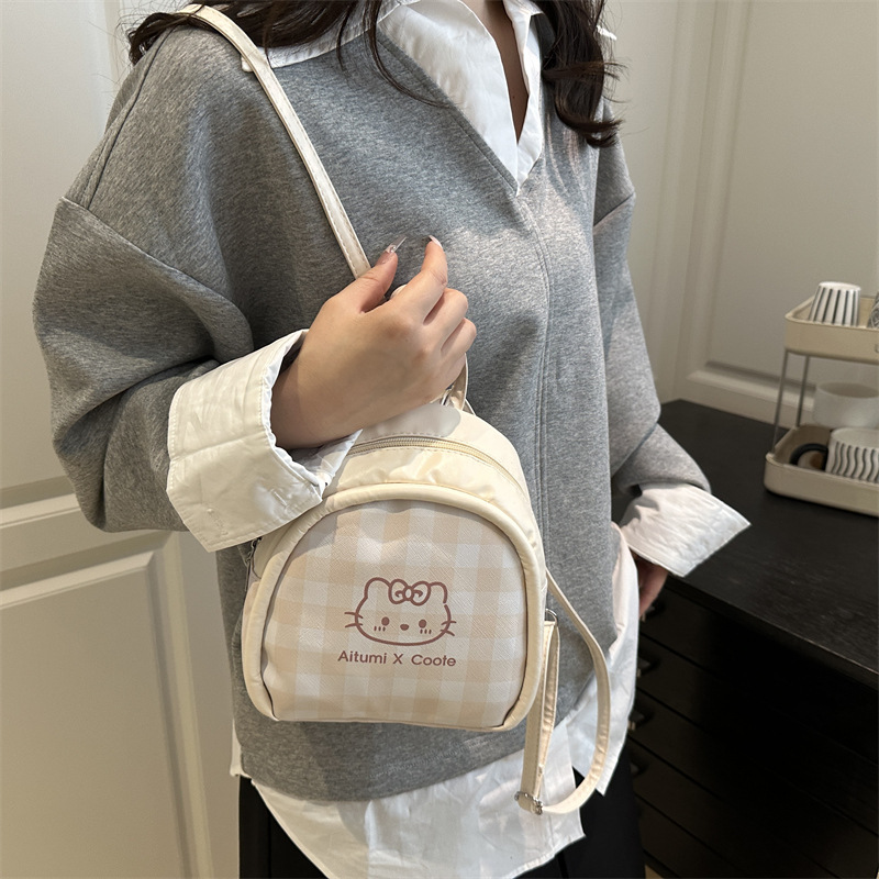 Personalidad extranjera de estilo universal, mochila de hombro para niñas, nuevo diseño de patrón de cuadrillas, mochila diaria image 4