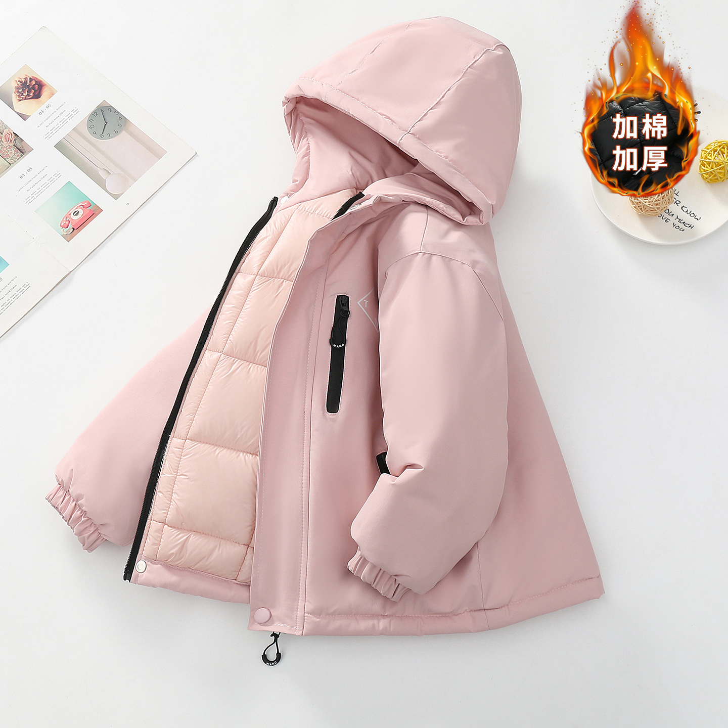 Niños trajes de asalto engrosados otoño-invierno 2025 nuevos niños de invierno chaqueta de algodón de niña grande ropa de invierno con sombrero de moda