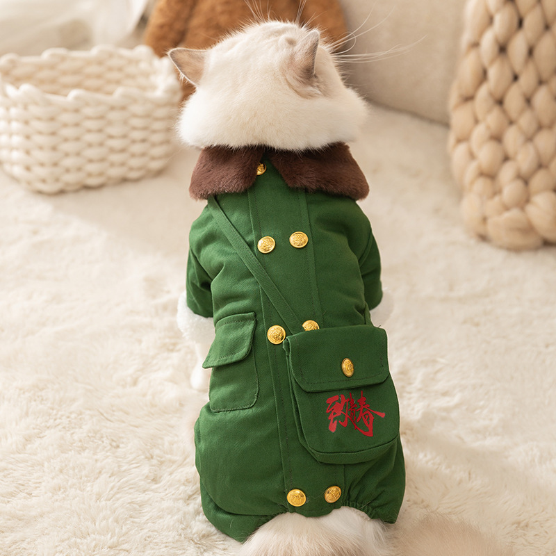 Northeast Army abrigo a prueba de frío Lei Feng mochila de cuatro patas ropa de algodón acolchado gruesa primavera y otoño ropa para perros al por mayor