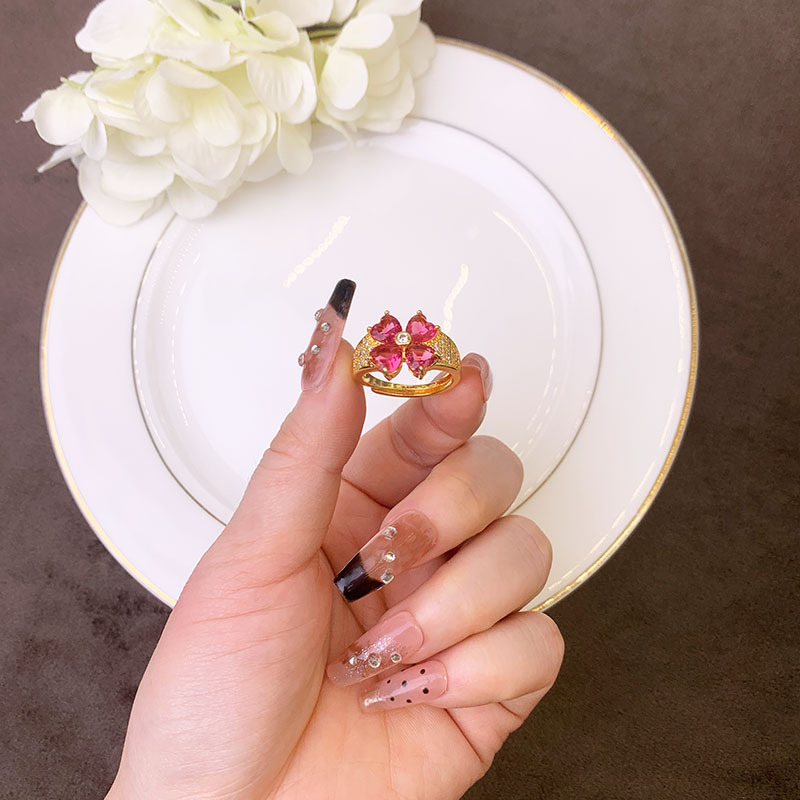 Anillo de oro de arena vietnamita antiguo, anillo de flores de cuatro hojas de amor, joyas de mano de lujo ligero y lujoso.