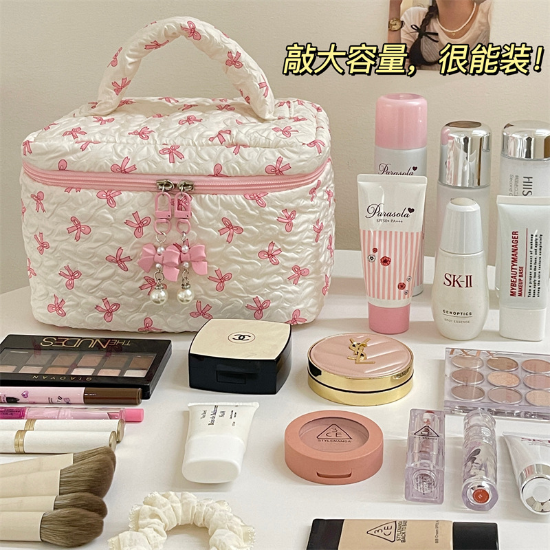 Nueva bolsa de almacenamiento de dormitorio de estudiantes de nicho de arco de maquillaje portátil de gran capacidad para salir a lavar