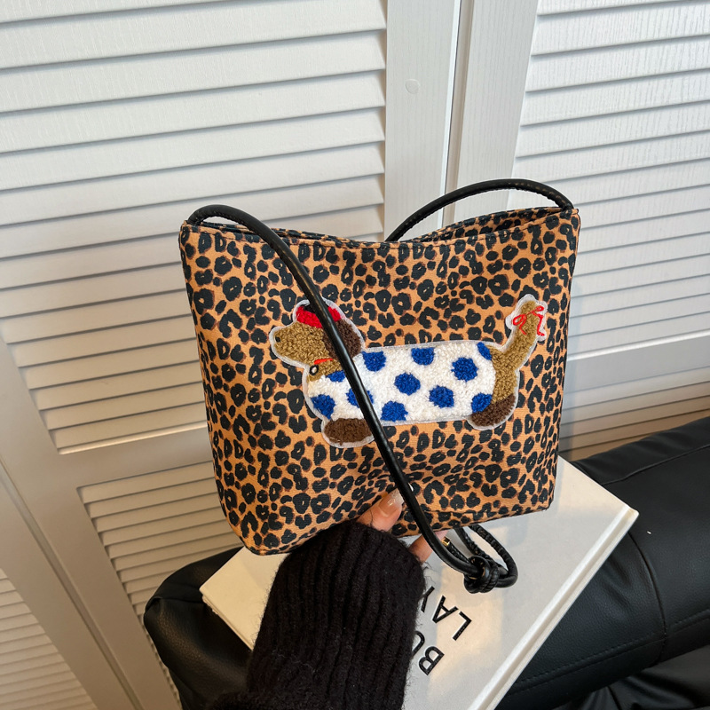 Leopardo salchicha bolsa de perro mujer 2024 otoño invierno nuevo hombro brazo bolso de diseño sensación retro bolso de balde de agua