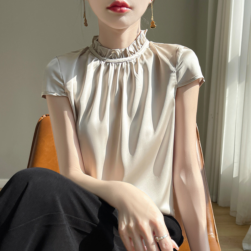 실크 새틴 2025 봄과 여름 여성의 새로운 짧은 반 높은 목 귀 가장자리 디자인 단색 티셔츠 탑 스트랩 백