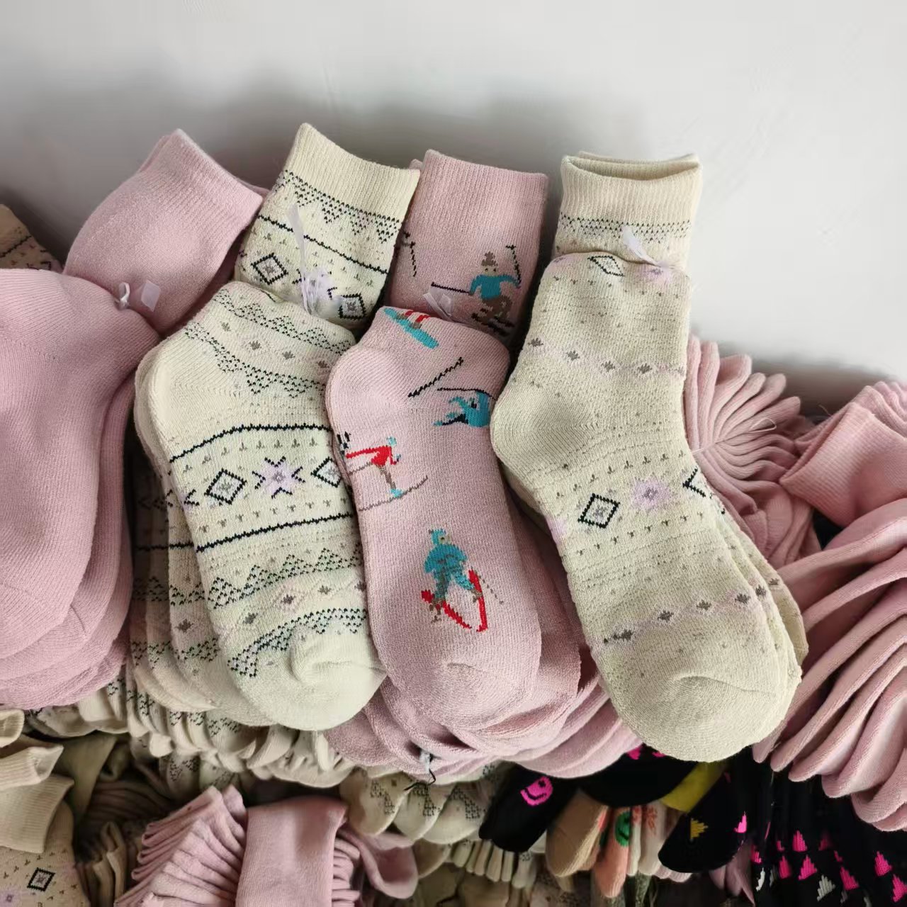 外贸尾货冬季加厚毛圈袜中筒女袜漂亮透气吸汗干爽亲肤保暖现货