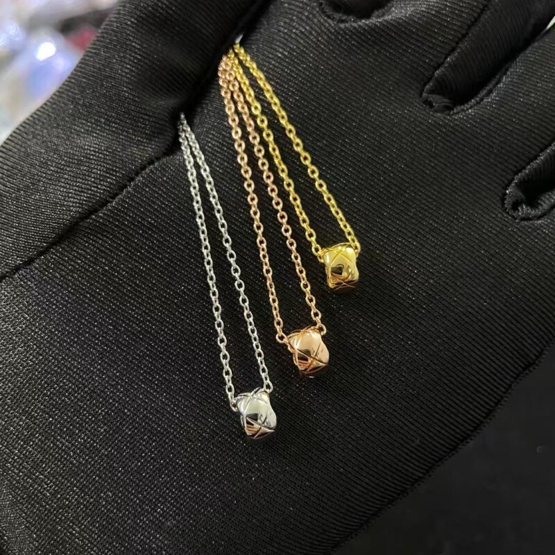 High-End V Gold Coco Diamond Pattern Necklace for Women, Rose Gold Mini Gold Bead Pendant, Clavicle Chain, Cnc Precision Edition High-End V Gold Coco Diamond Pattern Necklace for Women, Rose Gold Mini Gold Bead Pendant, Clavicle Chain, Cnc Precision Edition