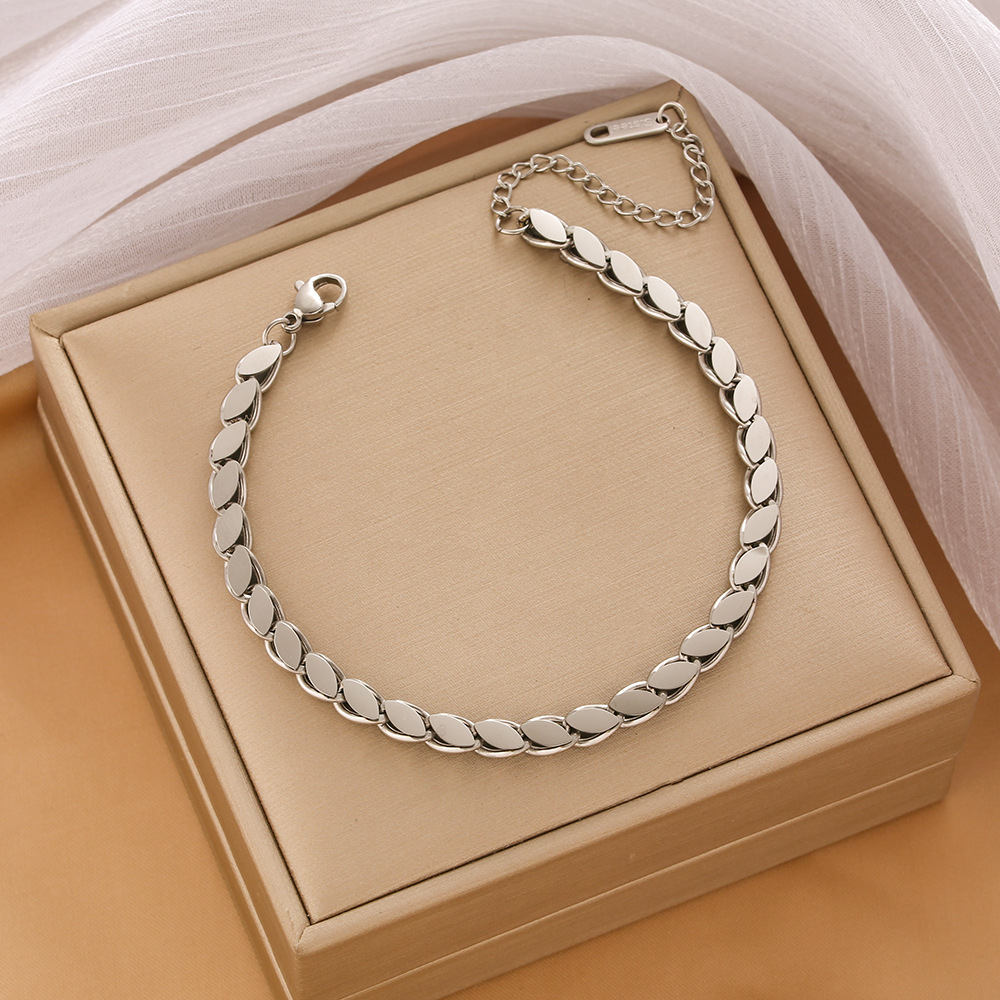 Pulsera de trébol de acero titanium vendedora caliente transfronteriza europea y americana con incrustaciones de concha pulsera colgante pulsera de diseño avanzado sin desvanecimiento al por mayor