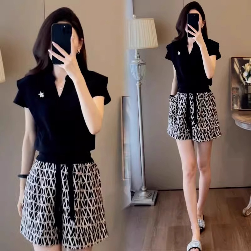 Fashionable Casual Sportswear Suit for Women 2026 New Summer Style Loose Slimming V-Neck Top and Shorts Two-Piece Set