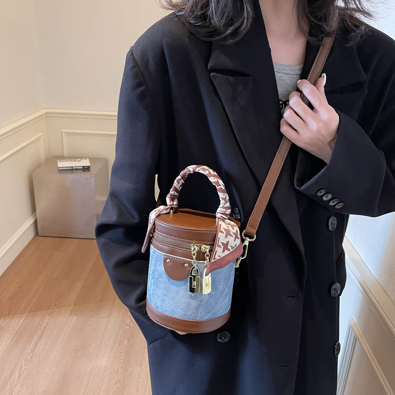 Nuevo bolso de cubo portátil de color súper fuego transfronterizo 2025 para mujer Nuevo bolso de hombro de mensajero de moda occidental para mujer